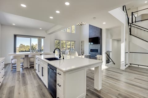 House (6 Bedrooms) | Interior