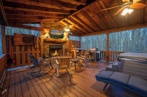 Acorn Ridge - Entertainment Deck
