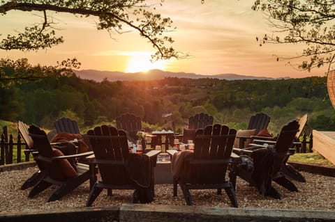 {Sunset Views} End the day gathered around the fire pit as the sun sets over the Blue Ridge Mountains. The kind of view that turns simple evenings into core memories.