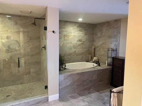 Private Tub and Showetrt