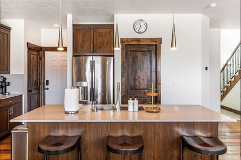 Luxury House, 4 Bedrooms | Private kitchen | Full-size fridge, microwave, oven, stovetop