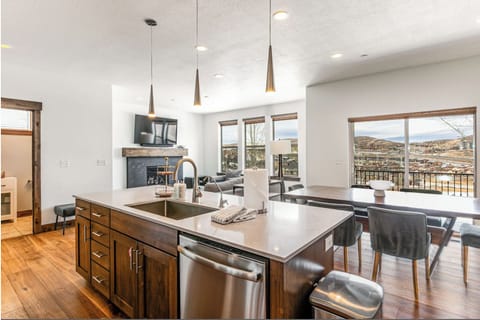 Luxury House, 4 Bedrooms | Private kitchen | Full-size fridge, microwave, oven, stovetop