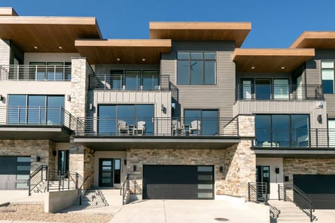 Luxury Townhome, Lake View | Exterior