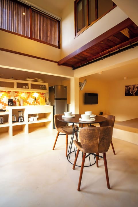 Apartment, Multiple Beds, Air conditioning, Mountain View | Dining room