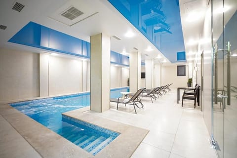 Indoor pool, sun loungers