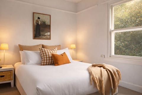 Welcome to Dawns. A beautiful 2 bed, 2 bath cottage around the corner from all the shops, cafes and restaurants in Daylesford.