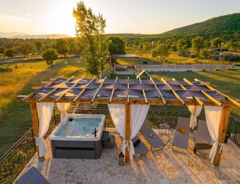 Villa | Outdoor spa tub
