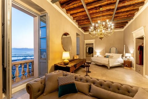 In-room safe, blackout drapes, free WiFi