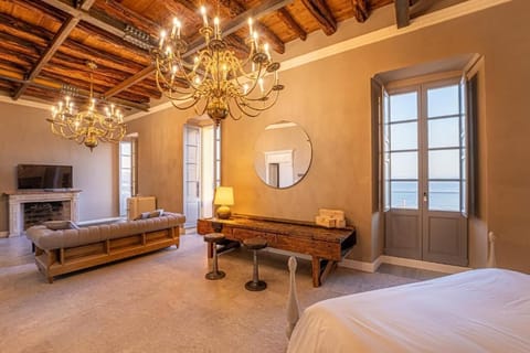 In-room safe, blackout drapes, free WiFi