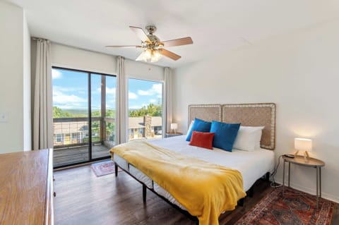 Master bedroom with lakeview 