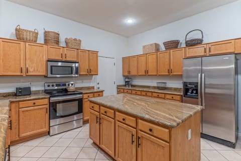 Counter and island space are ideal for serving snacks, drinks and more.