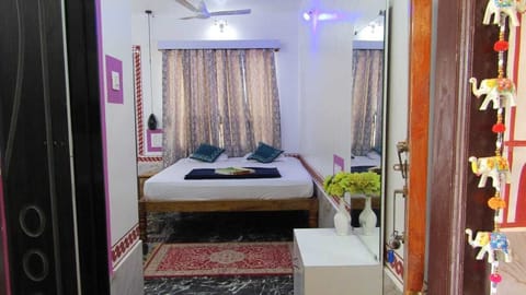 Basic Double Room | Living area
