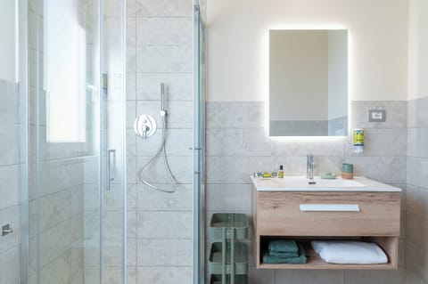 Deluxe Room, 1 Bedroom, Air conditioning, Pool View | Bathroom | Shower, rainfall showerhead, hair dryer, bidet