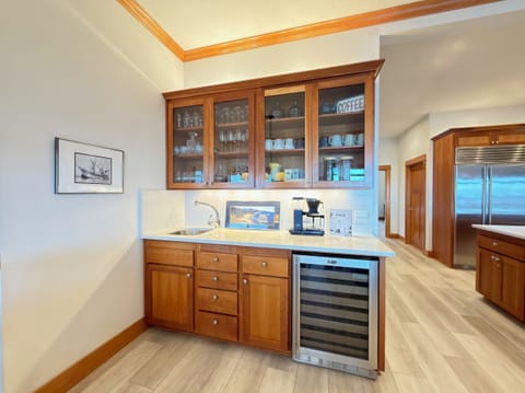 Start your morning with locally-sourced coffee, then wind down with everything you need to enjoy a glass of Oregon Pinot Noir or a rising-star Chardonnay.