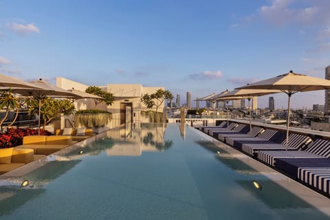 Outdoor pool, lifeguards on site