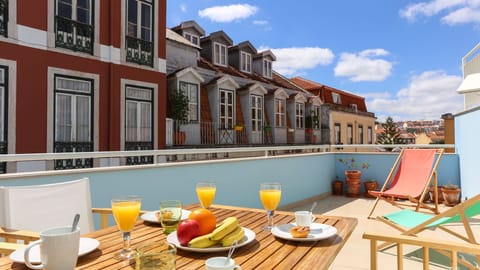 Enjoy an outside meal with a great view in this sunny balcony.
#outdoor #patio #view #cityview #portugal #pt #lisbon