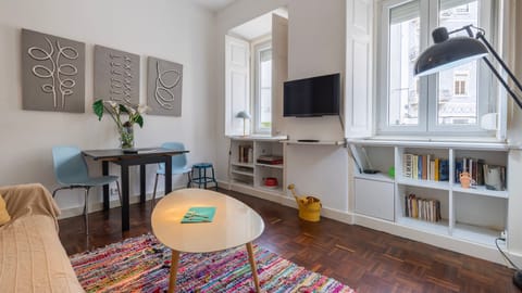 A functional and charming living area, with a combination of contemporary design and cozy details, ideal for leisure and reading #lisbon #city #apartment