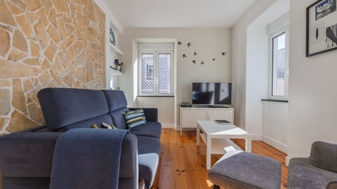 The living room has a flat screen TV, and high speed internet connection.
#comfort #wifi #portugal #pt #lisbon