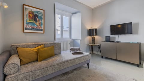 Modern furnishings meet vintage charm with bold accents and warm lighting, perfect for lounging in style. #SophisticatedLiving #ComfortAndElegance