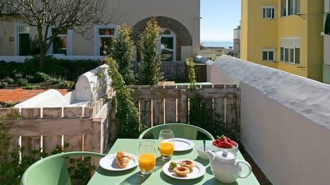 A spacious garden perfect for an evening cocktail or a morning coffee.
#garden #outdoors #portugal #pt #lisbon