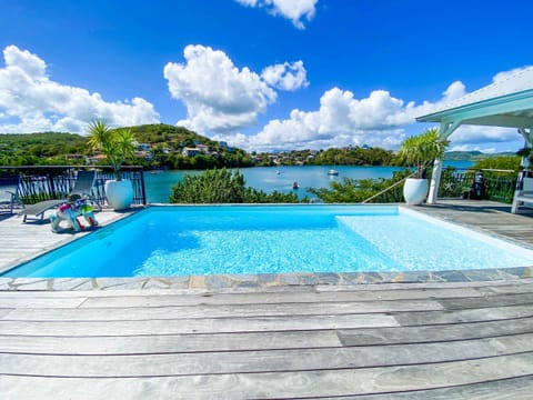 Villa Corail, pool sea view and large deck
