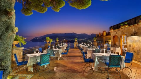 Breakfast, dinner served; Italian cuisine, ocean views 
