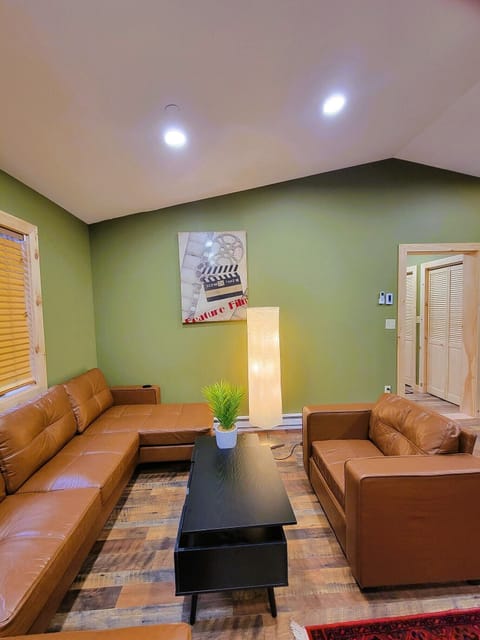 H4 - Three-Bedroom Apartment (596)