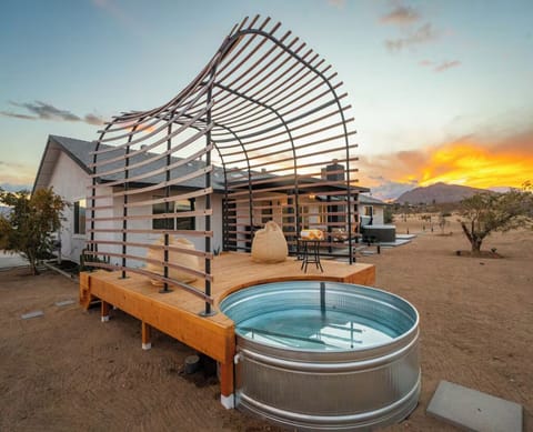 Outdoor spa tub
