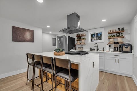 Minimalist shelves and perfect counters. It is giving chef kisses and iced coffee mornings.