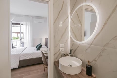 Deluxe Double Room, Balcony, City View | Bathroom