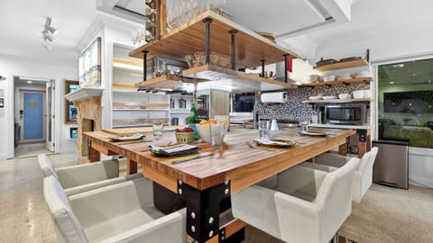 House (5 Bedrooms) | Interior