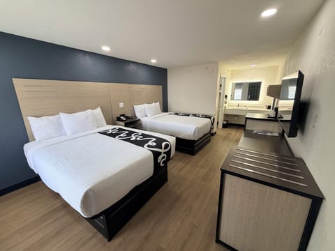Double Room | Desk, laptop workspace, blackout drapes, iron/ironing board