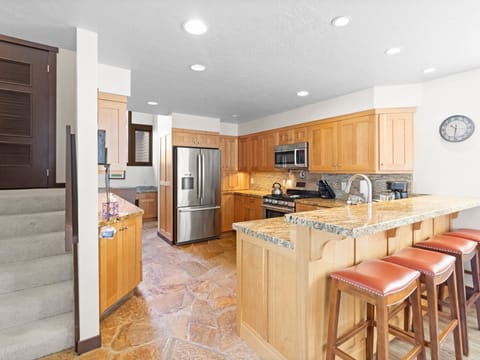 Kitchen / 4 Bar Stools