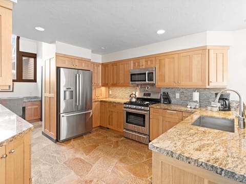 Full Kitchen / Stainless Steel Appliances
