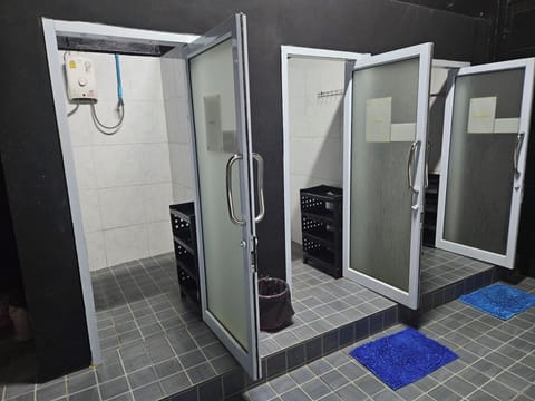 Shared Dormitory | Bathroom | Towels, soap, shampoo, toilet paper