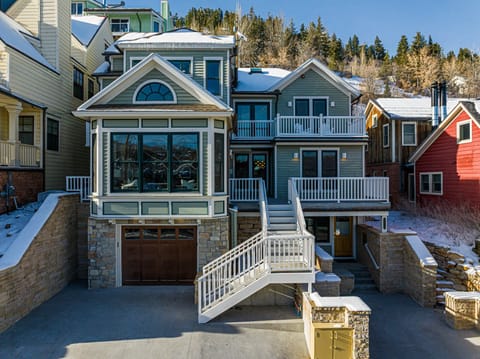 Classic Old Town Home on Woodside; Steps to Main Street w/Heated Driveway