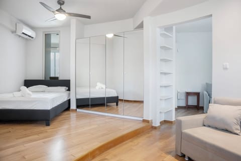 Central Athens apartment with Lycabettus views, balcony and rooftop access
