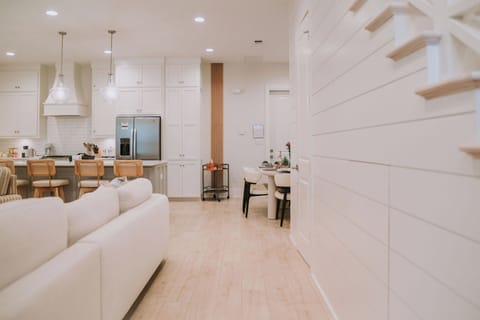 The open concept floorplan with living room, kitchen and dining table facilitates conversation and connection.