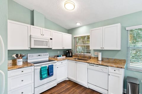 Kitchen | Bright & cheery kitchen