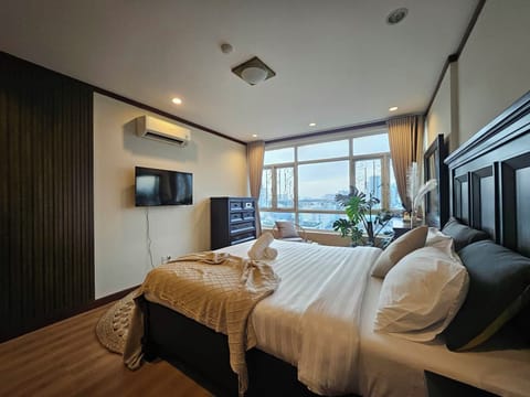 Classic Apartment, City View | Blackout drapes, iron/ironing board, free WiFi