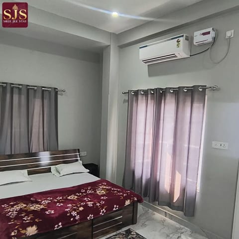 Deluxe Double Room, Balcony, City View | Premium bedding, individually decorated, free WiFi, bed sheets
