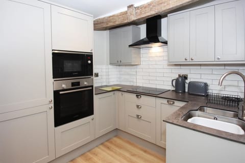 Business Apartment | Private kitchen | Full-size fridge, microwave, oven, stovetop