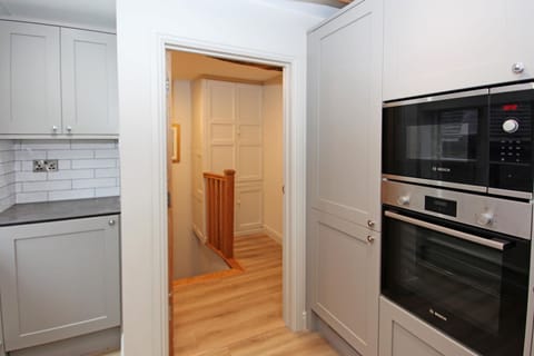 Business Apartment | Private kitchen | Full-size fridge, microwave, oven, stovetop