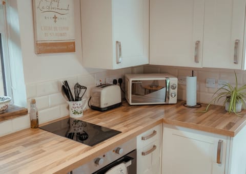 Cabin, 1 Bedroom | Private kitchen | Fridge, microwave, coffee/tea maker