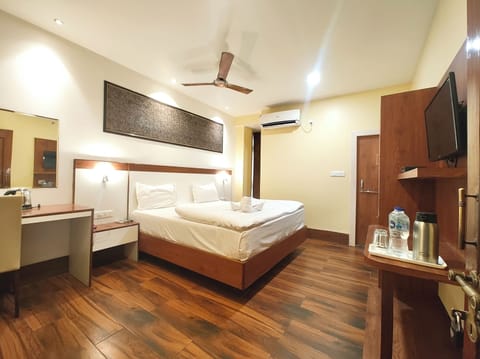 Deluxe Double Room, Air conditioning | Hypo-allergenic bedding, desk, soundproofing, free WiFi