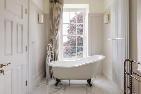 Suite, Bathtub (Bann Suite) | Bathroom | Towels