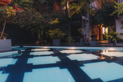 2 outdoor pools