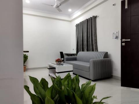 Apartment, 1 Bedroom, Balcony | Living area