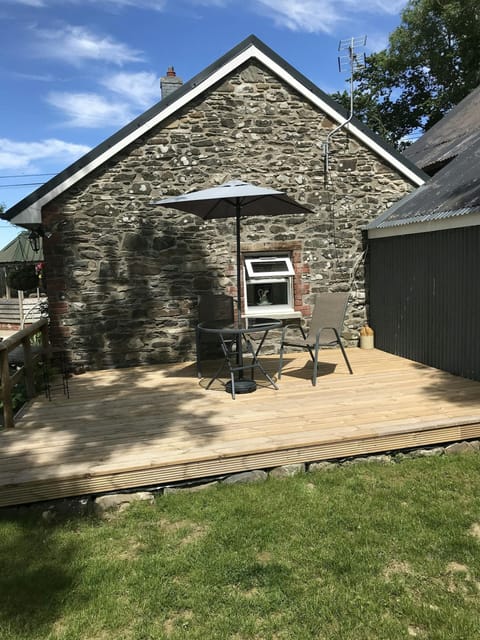 Patio area with table, chairs and unbrella