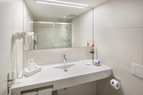 Standard Twin Room, 1 Double Bed | Bathroom | Shower, hair dryer, slippers, towels